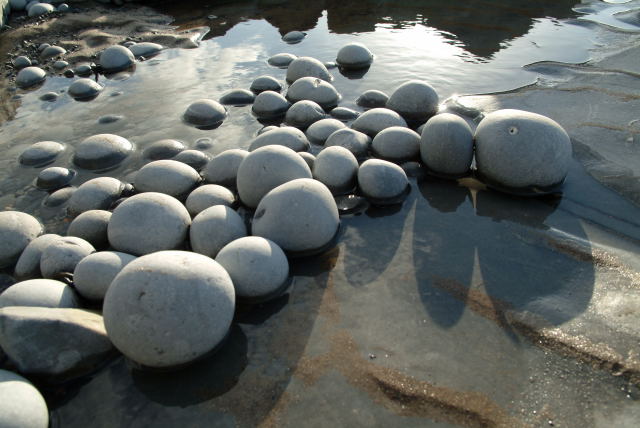 Rounded cobbles © phil holden